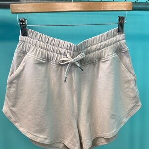 Vuori Halo Performance 2.0 Short in Ecru Heather (HEE). XS.